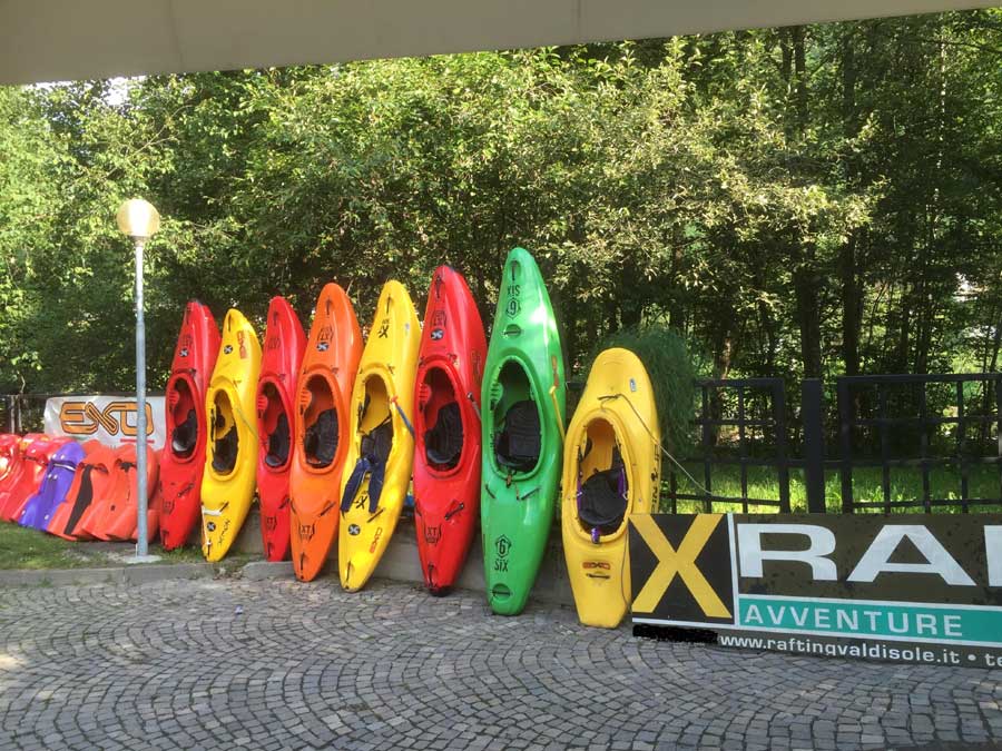 centro x rafting: canoe colorate in fila